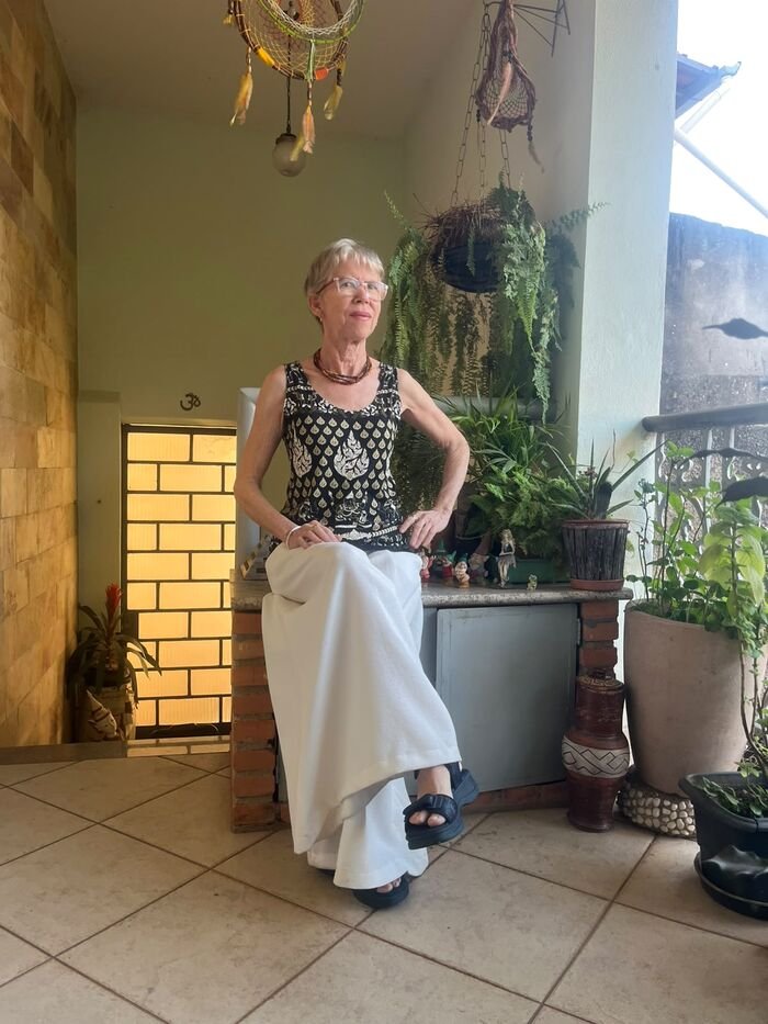 Delma na varanda, entre plantas e filtros dos sonhos