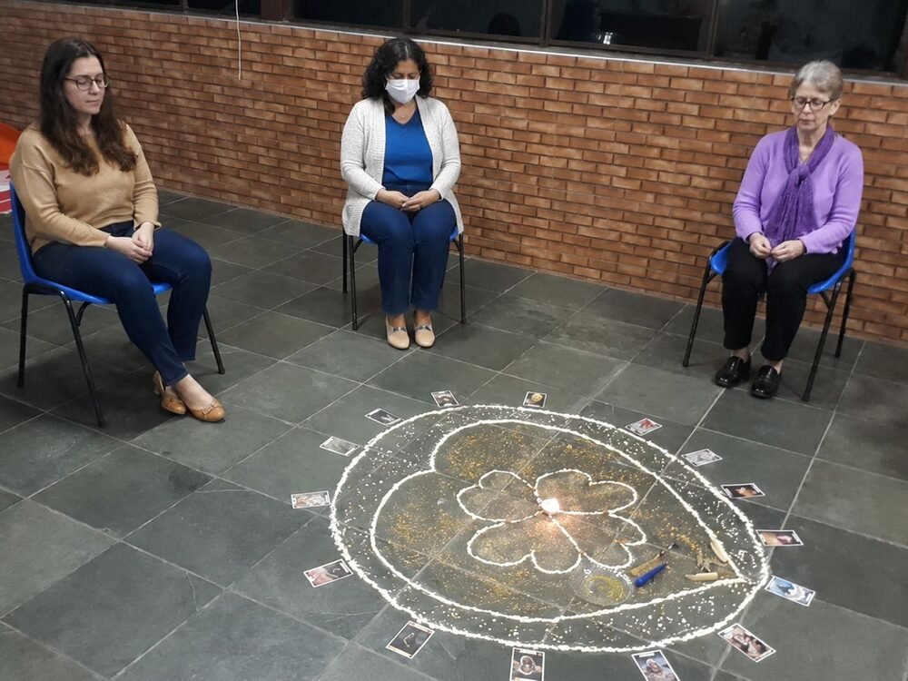 Vivência em grupo com mandala ao centro